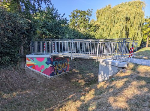 Fußgängerbrücke mit Graffiti-Kunst