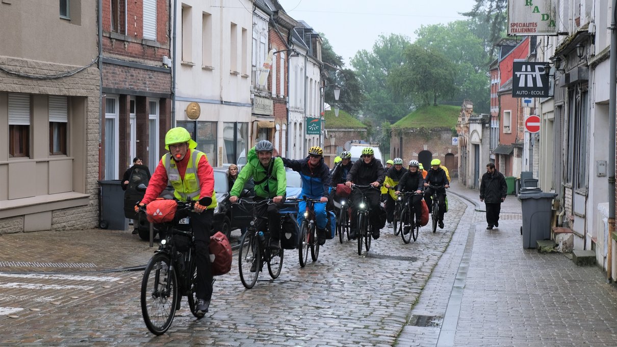 Radfahrer auf historischem Kopfsteinpflaster