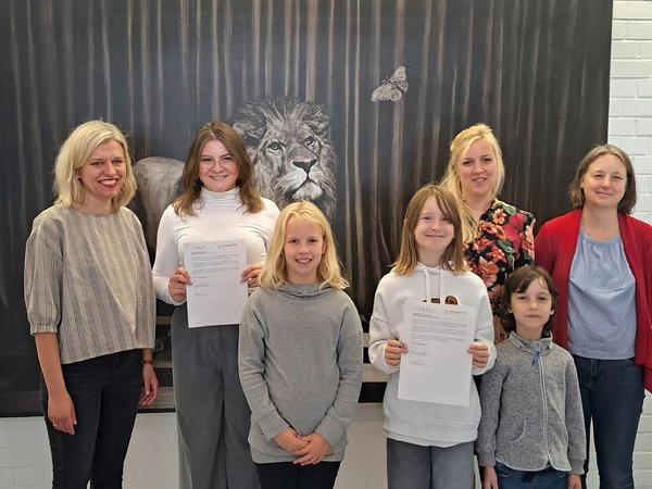 Mehrere Frauen und Kinder