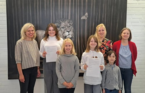 Mehrere Frauen und Kinder