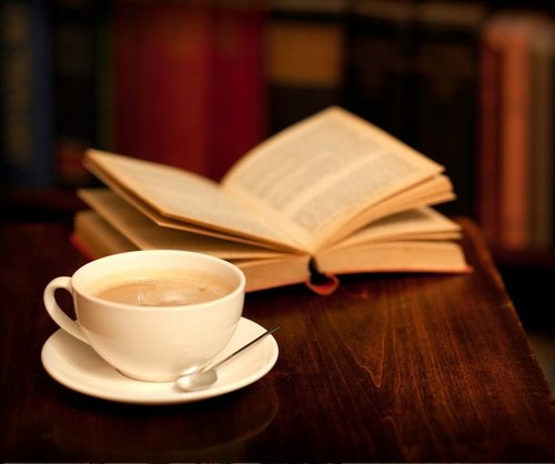 Eine Tasse Kaffee und ein Buch auf einem Tisch