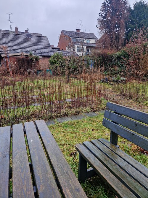 Holzbank mit Gartenstück