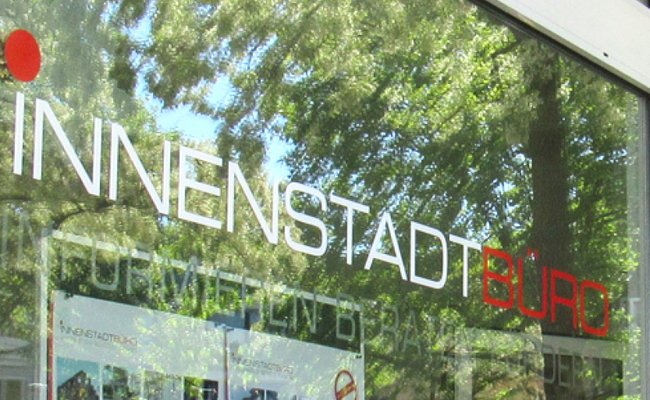 Schaufenster mit Schriftzug Innenstadtbüro Ratingen
