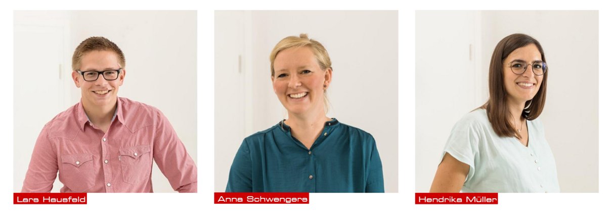 Profilbild drei Personen: Links, Mann mit Brille, kurzen blonden Haaren und rotem Hemd, Mitte: Frau mit blonden Haaren und blauer Bluse, Rechts: Frau mit Brille, langen braunen Haaren und grünem Oberteil