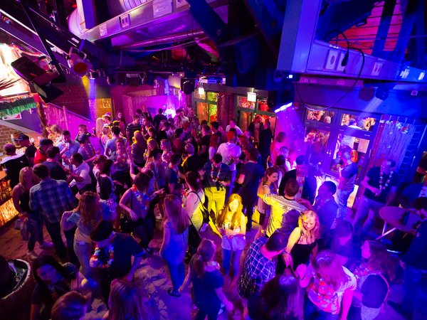 Tanzfläche mit Partygästen