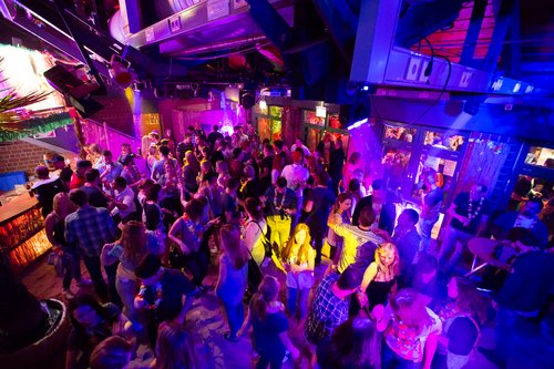 Tanzfläche mit Partygästen
