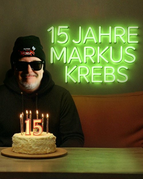 Mann mit Mütze und Sonnenbrille vor einer Torte, auf der die Zahl 15 und Kerzen stehen 