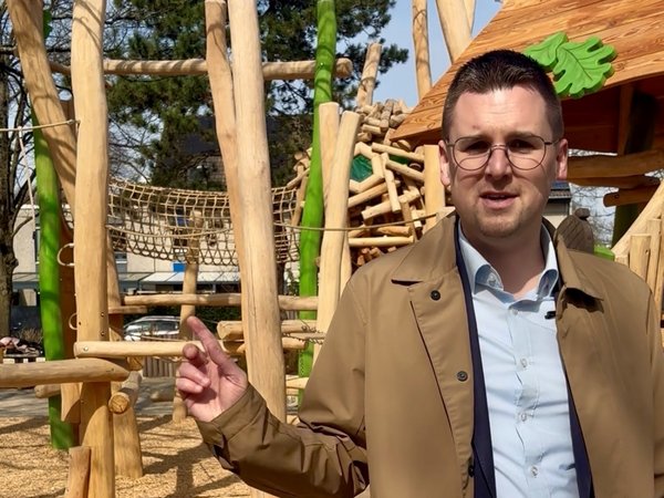 Bürgermeister Anders auf einem Spielplatz