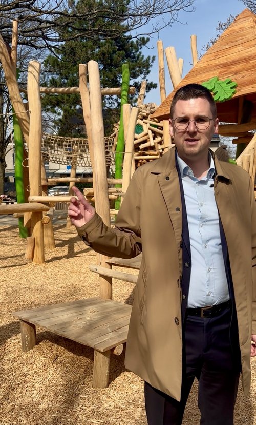 Bürgermeister Anders auf einem Spielplatz