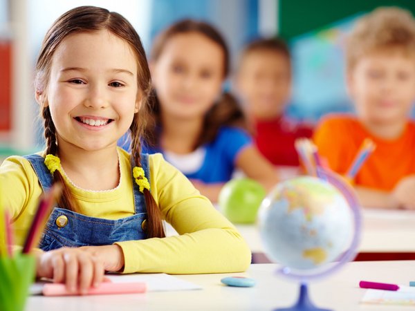 Kinder sitzen in einer Schulklasse