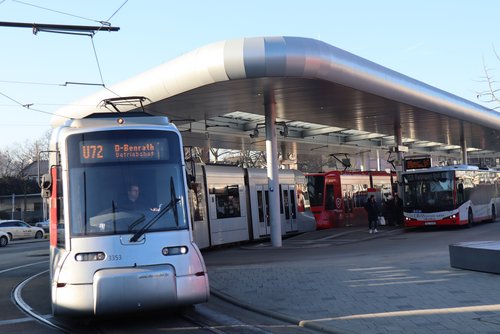 Eine Straßenbahn fährt gerade los.