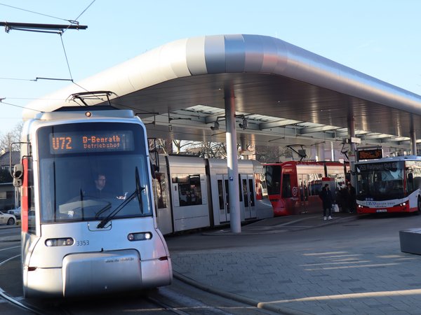 Eine Straßenbahn fährt gerade los.