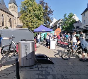 Fahrradwaschanlage mit ADFC-Stand auf dem Ratinger Marktplatz