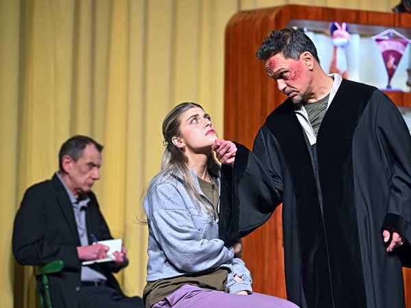 Bühnenszene mit zwei Männern und einer Frau