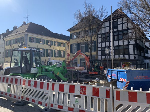 Absperrbaken und Bagger