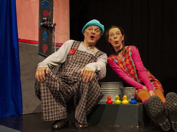 Mann und Frau im Clownskostüm auf einer Bühne