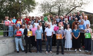Teilnehmende des öffentlichen Dialogforums zur Ratinger Nachhaltigkeitsstrategie stehen mit Symbolen der 17 Nachhaltigkeitsziele der UN vor der Ratinger Stadthalle.