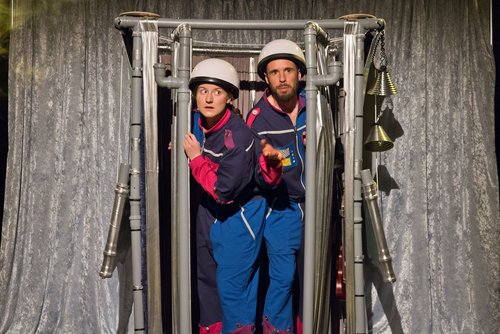 Spielszene auf der Bühne mit zwei Personen 