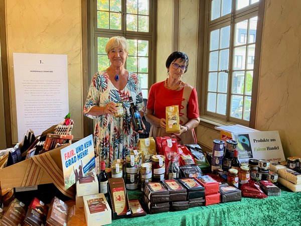 Zwei Frauen vor einem Tisch mit verschiedenen Produkten