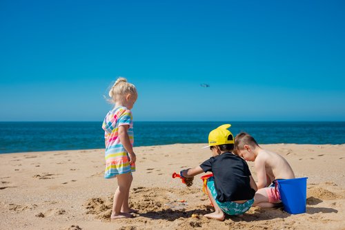 Kinder am Strand