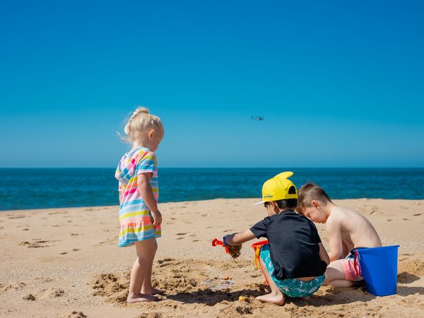 Kinder am Strand