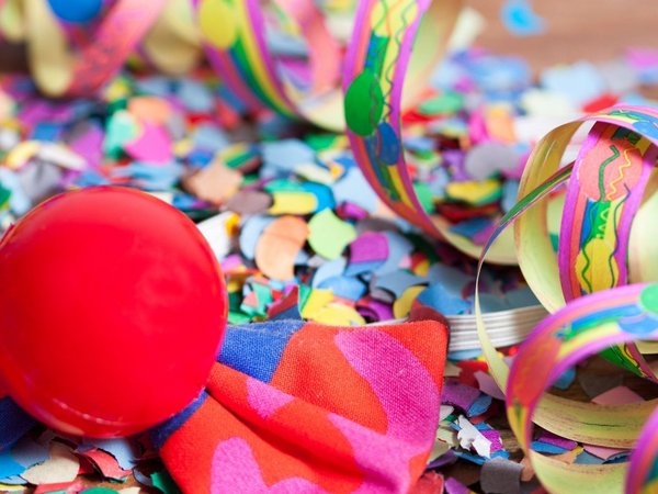 Luftschlangen, Lametta und rote Clownsnase 