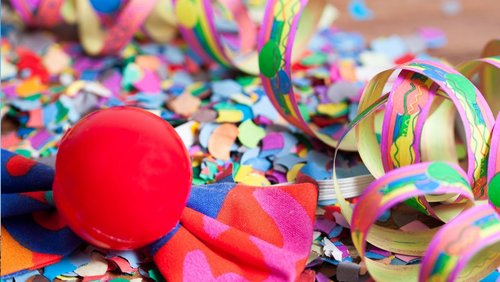 Luftschlangen, Lametta und rote Clownsnase 