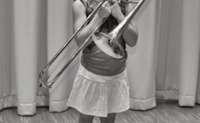 Ein Kind mit Posaune