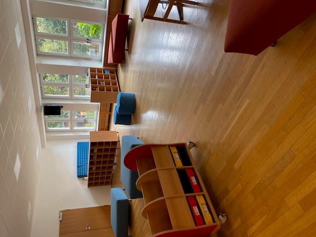 Großer Raum mit Kindermöbeln