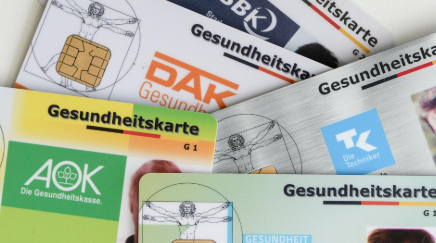 Mehrere Gesundheitskarten nebeneinander