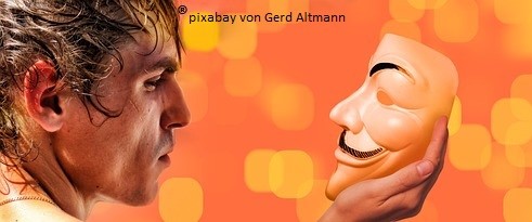 Mann hält eine Maske in der Hand  