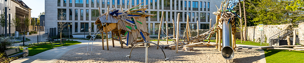 Kinderspielplatz - Drachenspielplatz mit verschiedenen Spielgerüsten