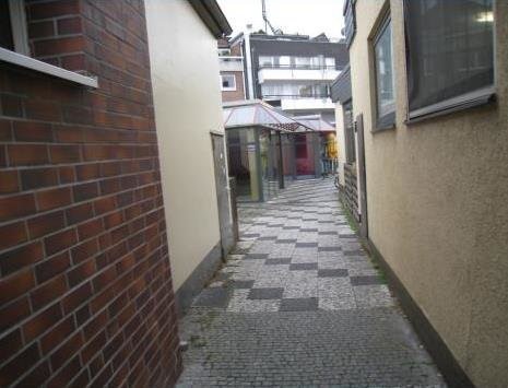 Das Foto zeigt die schmale Konsturmgasse.